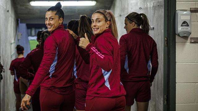 Alexia Putellas, junto a Jennifer Hermoso, antes de un entrenamiento con la selección
