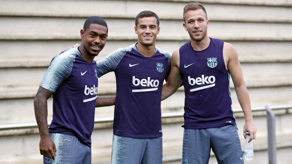 Malcom, Arthur i Coutinho posen en un entrenament