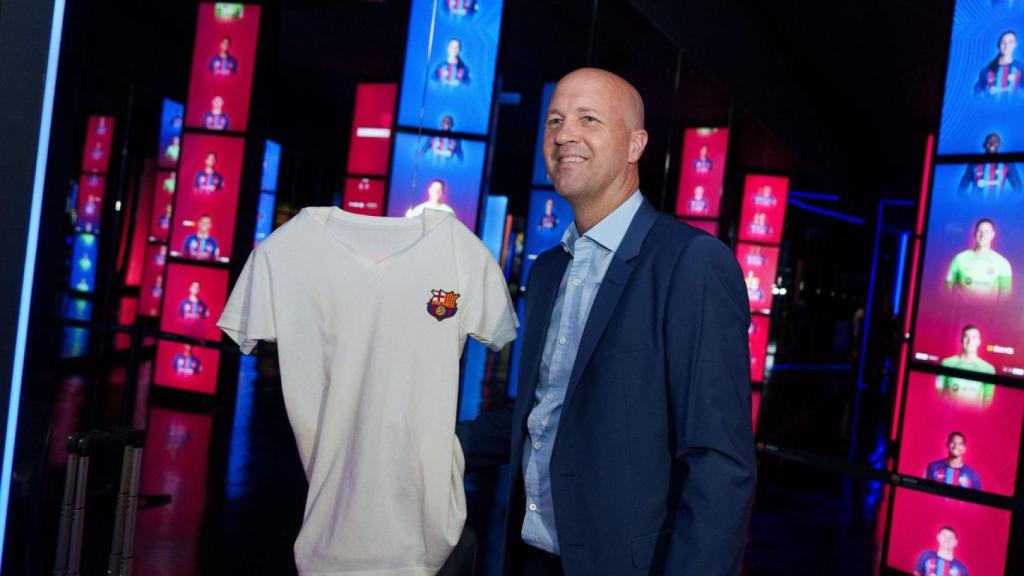 Jordi Cruyff dona la camiseta del seu pare al FC Barcelona