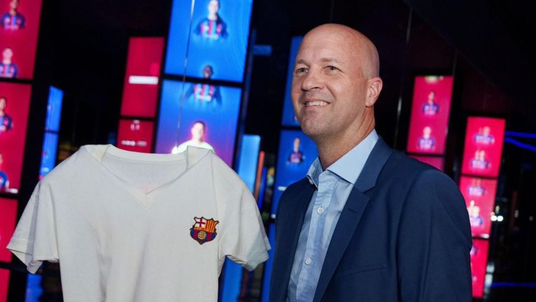 Jordi Cruyff dona la camiseta de su padre al FC Barcelona
