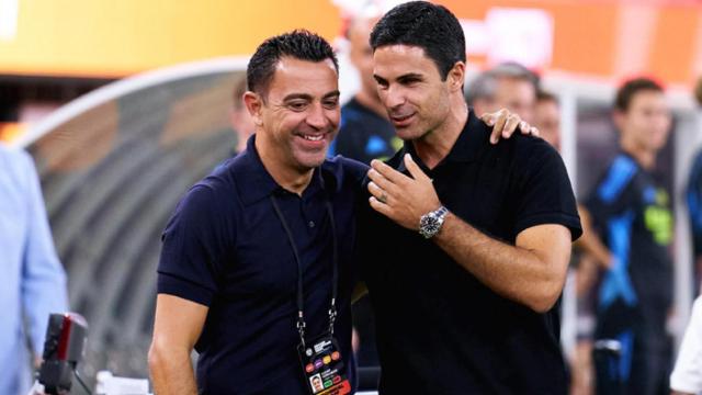 El saludo entre Xavi y Arteta antes de disputar el Arsenal-Barça de pretemporada