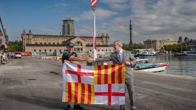 Grant Dalton, CEO de Emirates Team New Zealand, y Jaume Collboni, Alcalde de Barcelona