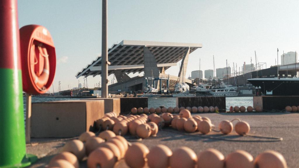 Imagen del Port Fòrum, con la placa fotovoltaica del Fòrum al fondo