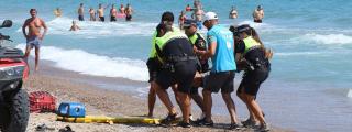 El servicio de socorrismo y la Policía Local de playas realizan un simulacro de salvamento en la playa de Almardà
