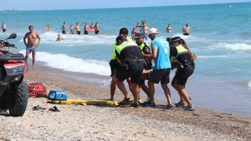 El servicio de socorrismo y la Policía Local de playas realizan un simulacro de salvamento en la playa de Almardà