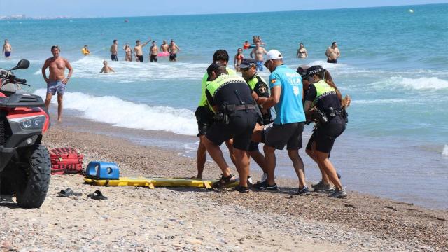 El servicio de socorrismo y la Policía Local de playas realizan un simulacro de salvamento en la playa de Almardà