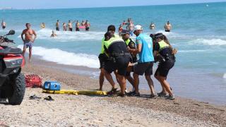 El servicio de socorrismo y la Policía Local de playas realizan un simulacro de salvamento en la playa de Almardà