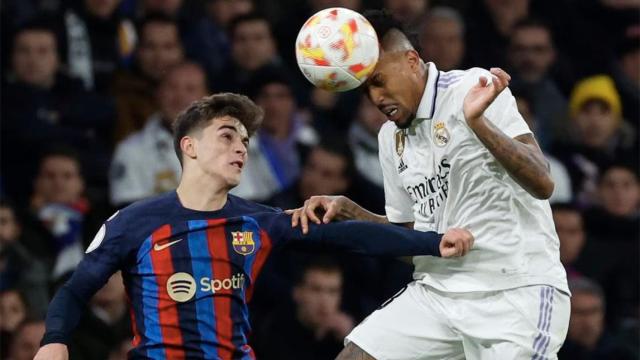 Gavi lucha con Militao por un balón aéreo en un clásico / REDES