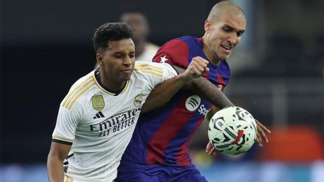 Oriol Romeu, lidiando con Rodrygo por el balón en el clásico / REDES