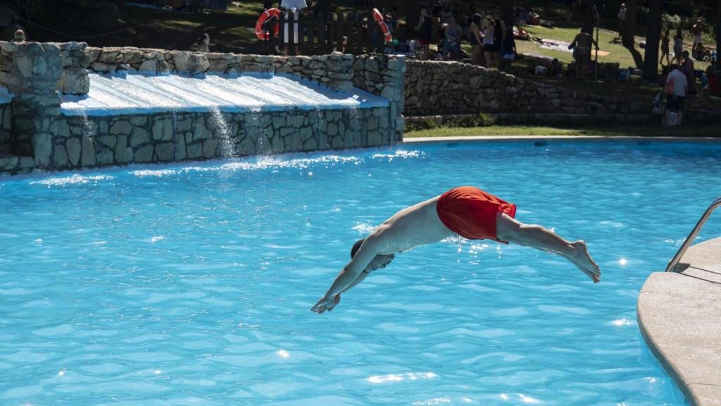 Un hombre saltando al agua