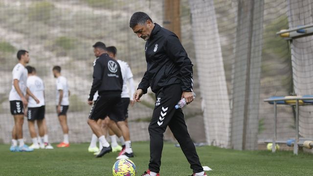 Francisco Javier García Pimienta, durante un entrenamiento de la UD Las Palmas / LAS PALMAS