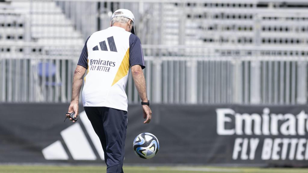 Carlo Ancelotti, dando toques a un balón durante la pretemporada del Real Madrid / EFE