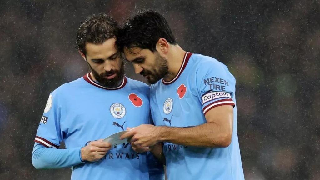 Bernardo Silva i Ilkay Gundogan comparteixen un moment durant un partit del Manchester City