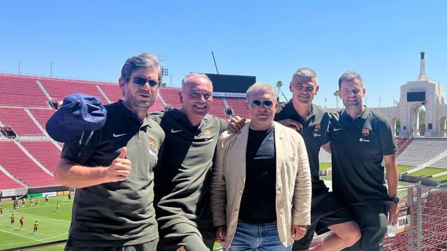 Masip posa con Yuste, Laporta y Mateu Alemany