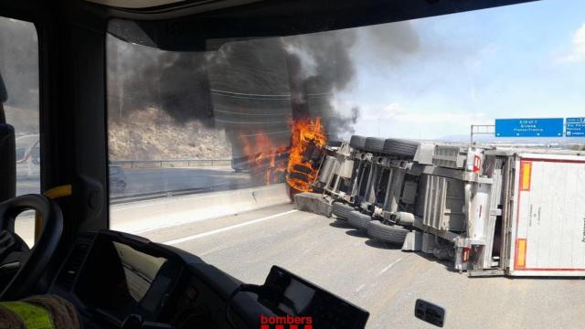 El camión de cerdos volcado e incendiado en la AP-7