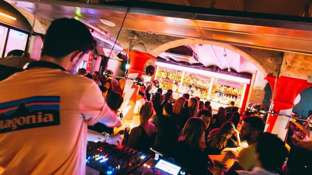 Un disyóquei, en ClubHaus Barcelona, que mezclaba comida, música, arte y juego