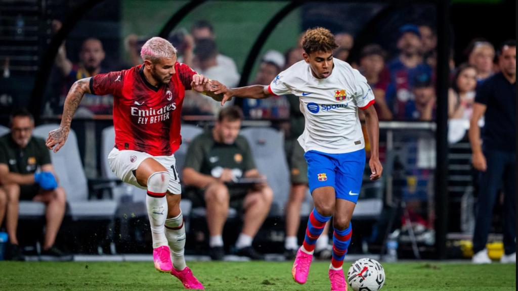 Lamine Yamal se mide a Theo Hernández en el amistoso del Barça contra el Milan