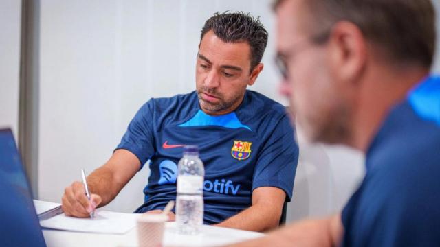 Xavi Hernández, durante una reunión del cuerpo técnico del FC Barcelona / REDES