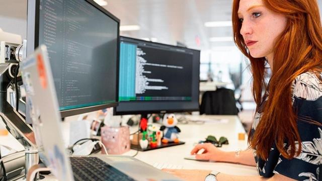 Una mujer informática