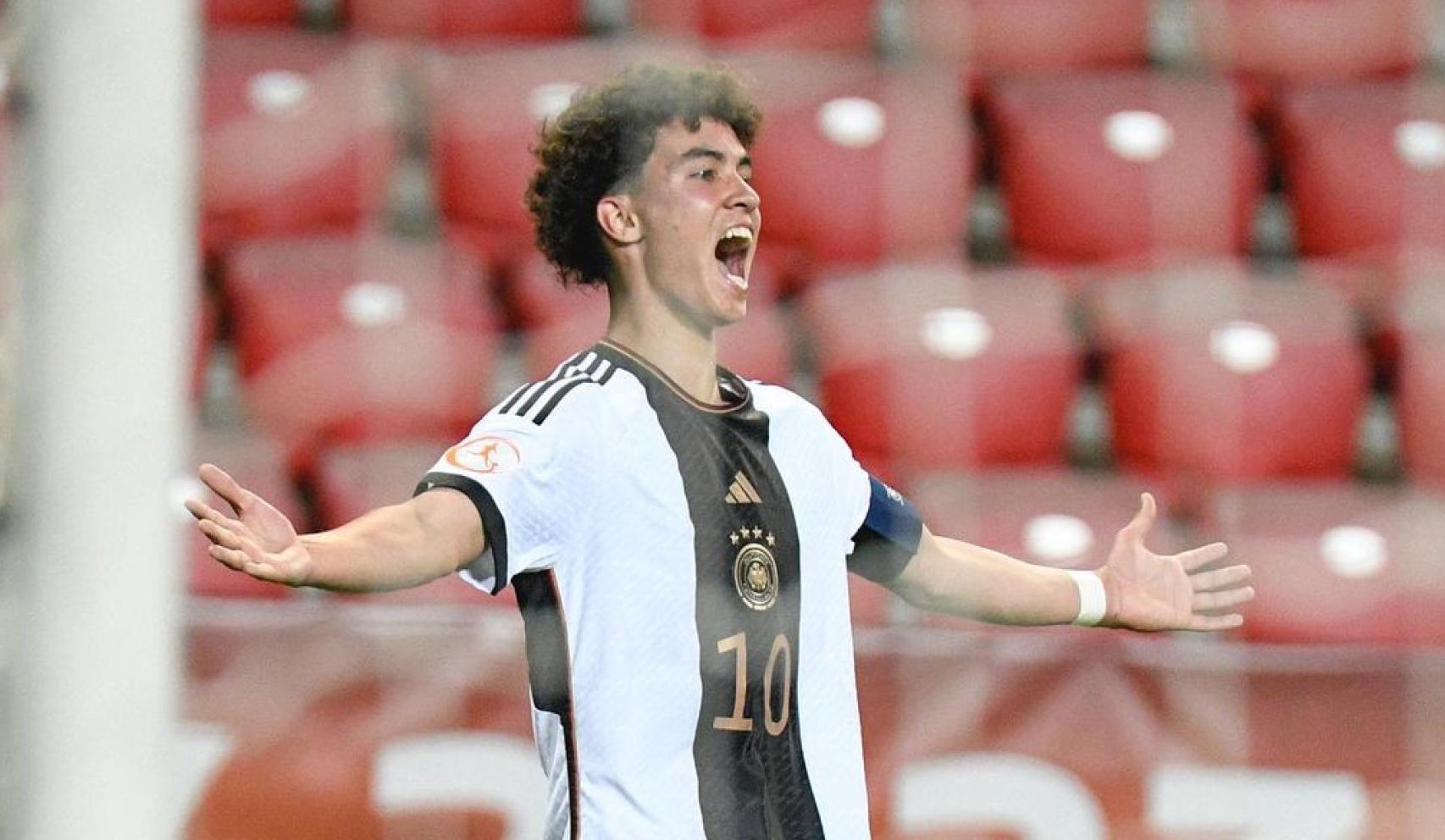 Noah Darvich celebra un gol con la selección alemana sub-17
