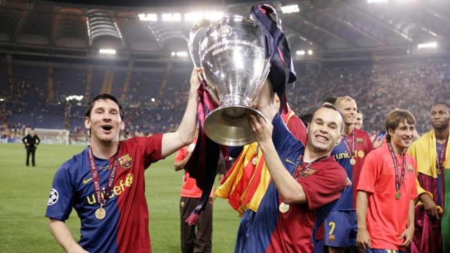 Messi e Iniesta alzan la Champions del Barça conquistada en 2009