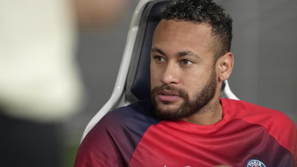 Neymar Jr, assegut a la banqueta del Paris Saint-Germain / REDES