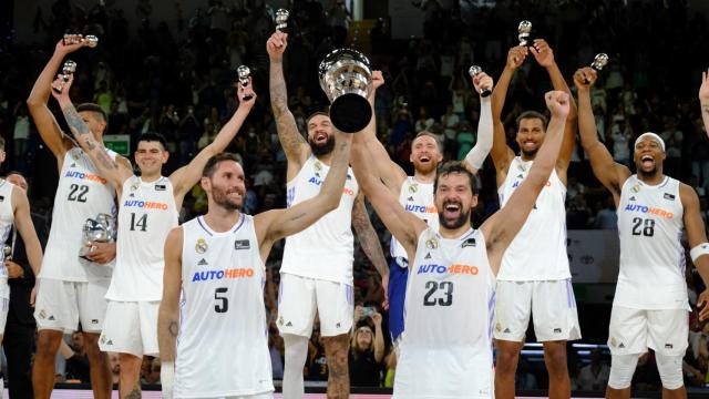Los jugadores del Real Madrid celebran la Supercopa de 2022