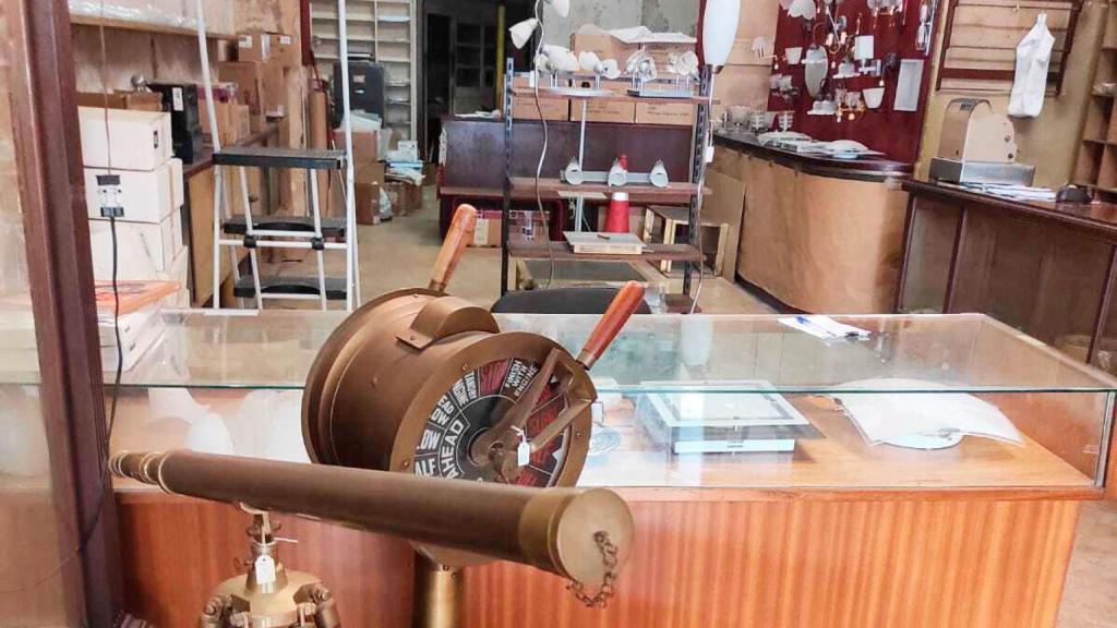 Un catalejo y un globo terráqueo en Domingo Gou, ayer