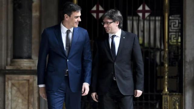 Pedro Sánchez y Carles Puigdemont, en una foto de archivo de 2016.