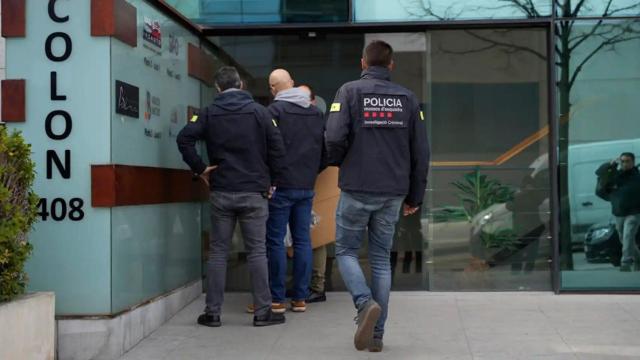 Mossos d'Esquadra y Guardia Civil, en la sede principal de Egara en Terrassa en marzo