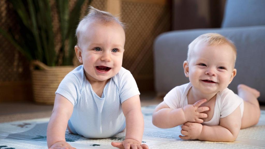 Bebés aprendiendo a gatear juntos
