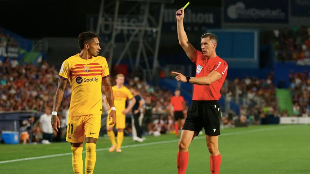 Raphinha, viendo una cartulina amarilla de Soto Grado frente al Getafe