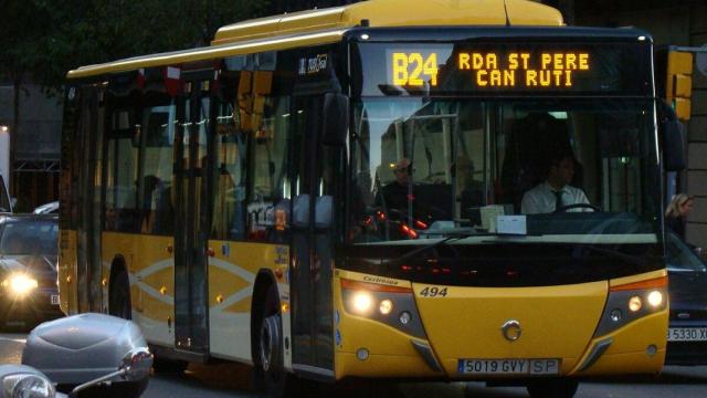 Imagen de un autobús nocturno al norte de Barcelona