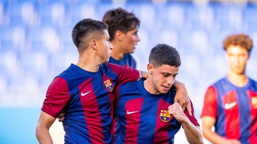 Juanda y Pocho Román se abrazan tras un gol del Barça B contra el Lleida Esportiu