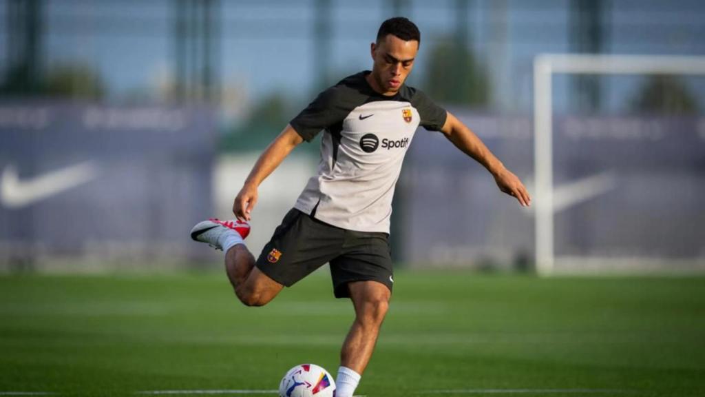 Sergiño Dest, en un entrenament del Barça