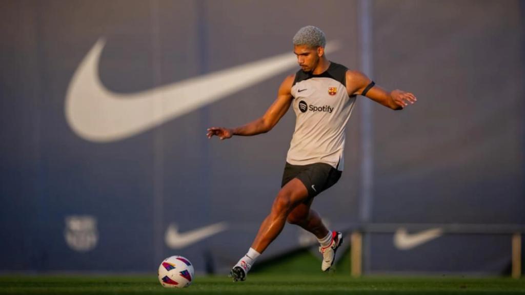 Ronald Araujo, el día antes de lesionarse en un entreno con el Barça