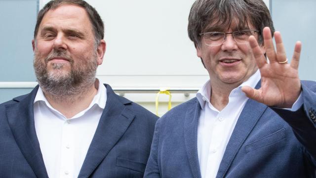 El líder de ERC, Oriol Junqueras, y el líder de Junts, Carles Puigdemont, en su reencuentro en Waterloo