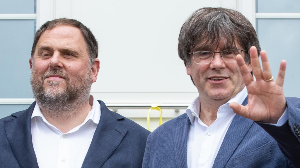 El exvicepresidente y líder de ERC, Oriol Junqueras (i), y el expresidente de la Generalitat y líder de Junts, Carles Puigdemont, en el momento de su reencuentro en la vivienda de Puigdemont en Waterloo, a 7 de julio de 2021, en Waterloo