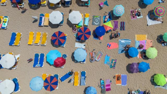 Numerosas personas disfrutan de un día de playa en la Costa Brava, a 30 de julio de 2023, en Tossa de Mar, Girona