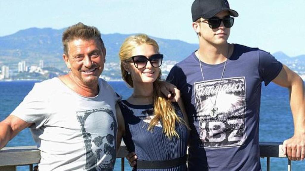 Martín Ferrer (i), de Grupo Amnesia, con Paris Hilton en Barcelona en 2013