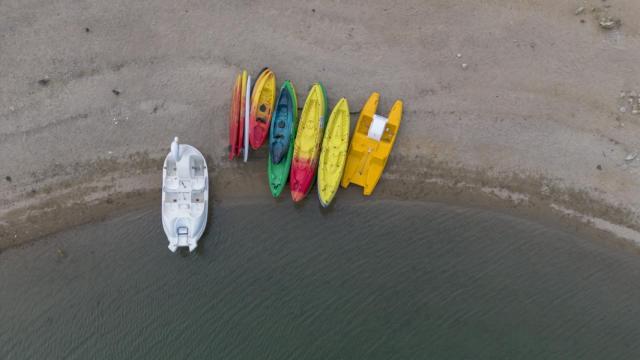 Barcas de recreo en el pantano Darnius-Boadella, a 30 de julio de 2023, en Darnius, Girona, Cataluña