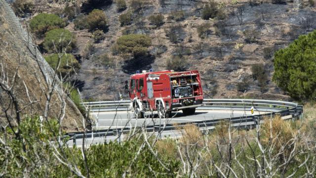 Un camión de bomberos acude para trabajar en las labores de extinción de un incendio forestal