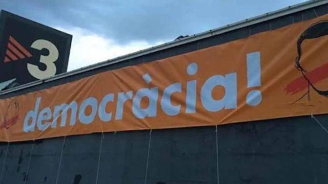 Imagen de archivo de una pancarta independentista en la sede de TV3