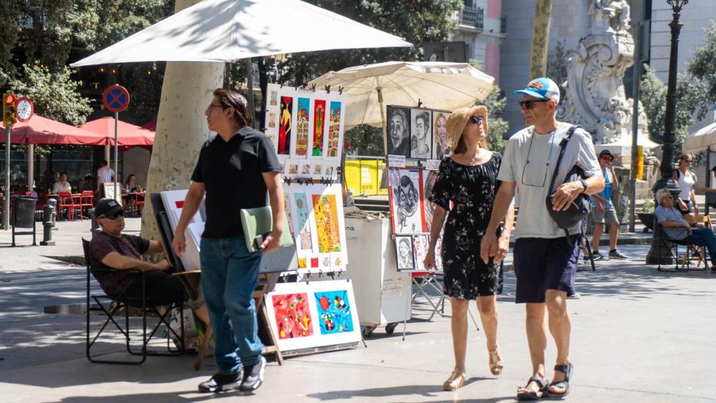 Una pareja de turistas pasea por el centro de Barcelona