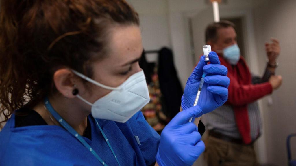 Imagen de una enfermera preparando una vacuna en el CAP Montnegre