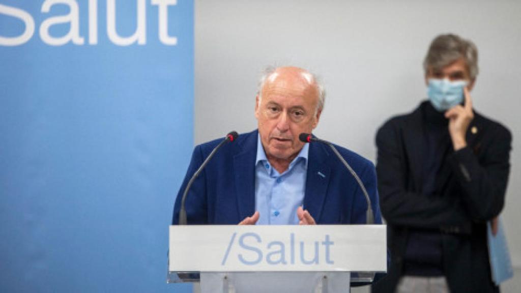 Joan Vegué, con el 'exconseller' de Salud, Josep Maria Argimon, al fondo