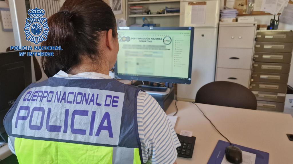 Foto d'arxiu d'una agent de la Policia Nacional