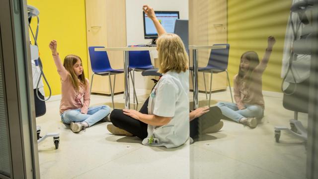 Enfermera de salud mental hace un ejercicio con una niña en el Área de Salud Mental del Hospital Sant Joan de Déu