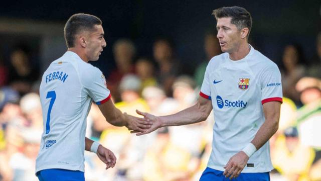 Lewandowski saluda a Ferran Torres durante el triunfo del Barça en Villarreal