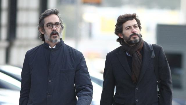 El hijo menor del expresidente de la Generalitat de Cataluña, Oleguer Pujol (dcha), junto a su abogado Cristóbal Martell (izq)